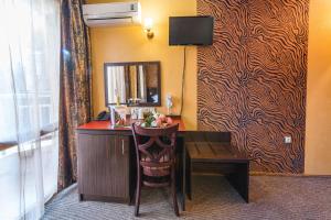 A television and/or entertainment centre at Eleganza Family Hotel - Free Parking