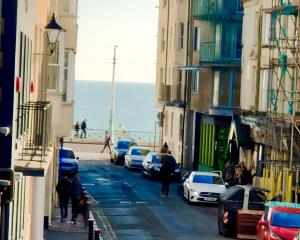 ブライトン＆ホーブにあるStudio 13 Brightonの駐車車中の海沿いの街道
