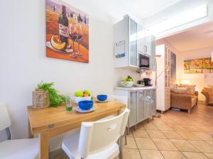 a kitchen and dining room with a table and chairs at Casa Oleandro in Villasimius
