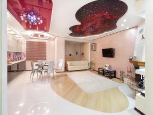 un ampio soggiorno con sala da pranzo e cucina di PaulMarie Apartments on Mayakovskogo a Brest