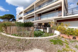 un condominio con una recinzione davanti di Les pieds dans l'eau a Virebelle