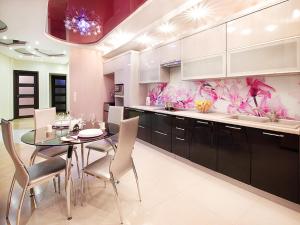 una cucina con tavolo da pranzo e sedie di PaulMarie Apartments on Mayakovskogo a Brest