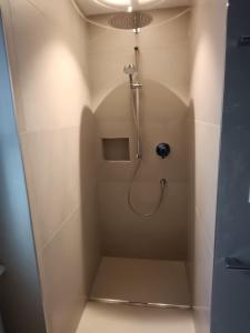 Un baño de Modernes Apartment in Basel-Stadt 15 fotos más