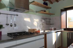 Kuchyň nebo kuchyňský kout v ubytování Agriturismo Segnavento