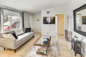 Χώρος καθιστικού στο Work, Play and Relax Home with Yard in Lancaster!
