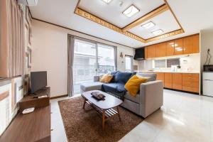 un soggiorno con un divano e un tavolo di 015T Y's INN 有客 瑞江 瑞江駅まで徒歩6分新宿まで乗換なし36分 3階建貸切 大人数向け ドンキそば a Tokyo Altre 37 foto