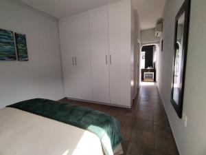 Postel nebo postele na pokoji v ubytování The Courtyard Stay