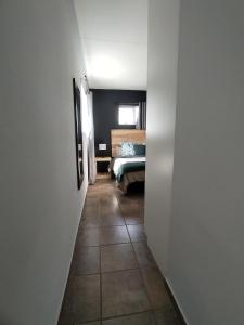 Postel nebo postele na pokoji v ubytování The Courtyard Stay