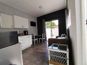 Kuchyň nebo kuchyňský kout v ubytování The Courtyard Stay