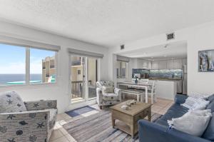 Χώρος καθιστικού στο The Penthouse at Pinnacle Port #20
