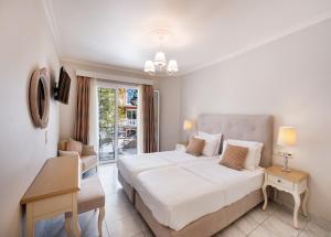 Postel nebo postele na pokoji v ubytování Eva Beach Hotel Lefkada ΙΙ