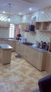 Kuchyň nebo kuchyňský kout v ubytování Sea-Love Apartment In Ado-Ekiti