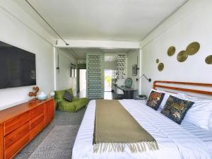 バンコクにあるSiri Designer 3-Storey Townhouse with Garden and Luxury Amenitiesの大きなベッドと薄型テレビのある寝室