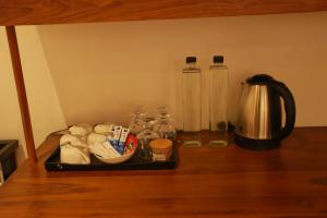 Set per la preparazione di tè e caffè presso Tara Waterfall