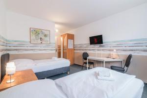 Postel nebo postele na pokoji v ubytování Hotel Café Galerie I Hannover-Garbsen I Free Parking