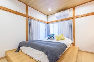 a small bedroom with a bed with a window at 楽逸グループ 新宿御苑 112t in Tokyo