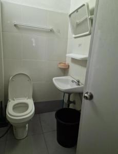 Et badeværelse på Jatujak Bangkok guesthouse R8