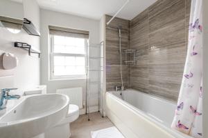 Billede fra billedgalleriet på Comfy & stylish 4 bed house i Bedford