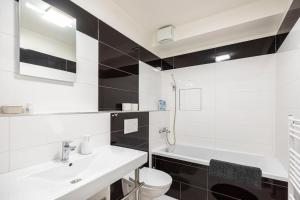 Ένα μπάνιο στο ALURE RESIDENCES 14 & 24h self check-in, private parking in front of the apartment building included, new building, CITY CENTER