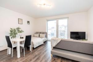 Μια τηλεόραση ή/και κέντρο ψυχαγωγίας στο ALURE RESIDENCES 14 & 24h self check-in, private parking in front of the apartment building included, new building, CITY CENTER +20 φωτογραφίες