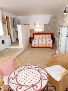 ein Schlafzimmer mit einem Bett und einem Tisch und Stühlen in der Unterkunft Unter dem Feigenbaum! Gartenstudio in Višnjan