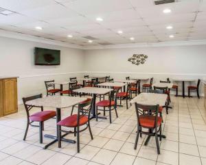 a dining room filled with tables and chairs at Windsor Inn of Jacksonville in Jacksonville
