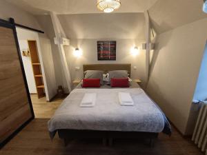 Llit o llits en una habitació de Chambres d'hôtes BELLE-VUE -Vue sur château