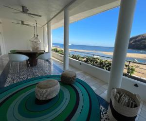 - un salon avec vue sur la plage dans l'établissement Luxury 1 Bedroom Beach House Casa Dos Aguas, à Yelapa