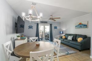 una sala de estar con una mesa y un sofá en Salt Therapy, en Navarre