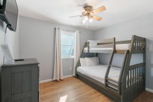 1 dormitorio con literas y ventilador de techo en Salt Therapy, en Navarre