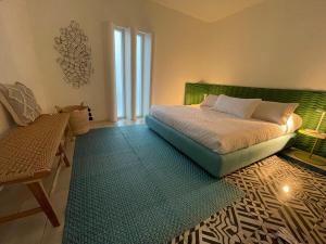 - une chambre avec un lit doté d'une tête de lit verte et d'un tapis dans l'établissement Luxury 1 Bedroom Beach House Casa Dos Aguas, à Yelapa