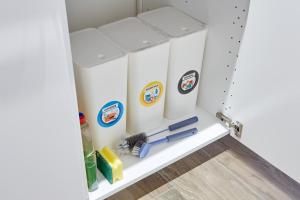 une armoire blanche avec des produits d'entretien dans l'établissement Dülken: klein aber fein für 1 Person, à Viersen
