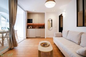 una sala de estar con un sofá y una mesa en Sublime 2-bedroom apartment - Historical center, en Burdeos 5 fotos más