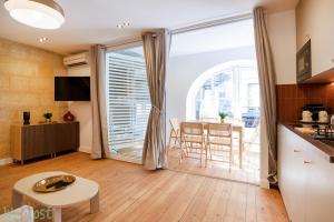 Una sala de estar con cocina y una mesa. en Sublime 2-bedroom apartment - Historical center, en Burdeos