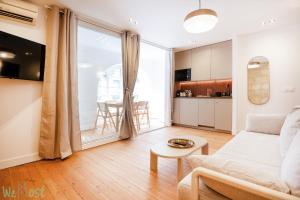 una sala de estar con un sofá y una mesa en Sublime 2-bedroom apartment - Historical center, en Burdeos