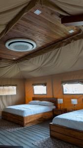 Postel nebo postele na pokoji v ubytování Arenal Volcano Glamping Resort
