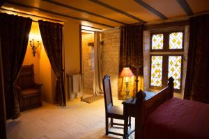 Postel nebo postele na pokoji v ubytování Chambre d'hôte médiévale + 9 fotografií