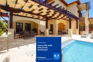 Bazén v ubytování Luxury Villa AJ05 with private heated pool nebo v jeho okolí