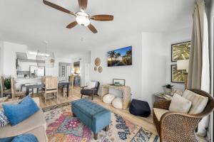 un soggiorno con un divano e un ventilatore a soffitto di Celadon #1408 a Panama City Beach