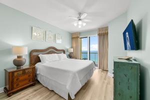 una camera da letto con un letto e vista sull'oceano di Celadon #1408 a Panama City Beach