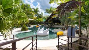 Bazén v ubytování Arenal Volcano Glamping Resort nebo v jeho okolí