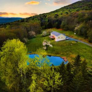 Φωτογραφία από το άλμπουμ του 20 Acre Luxe Summer Retreat σε Parksville