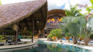 Bazén v ubytování Arenal Volcano Glamping Resort nebo v jeho okolí