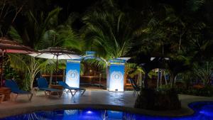 Bazén v ubytování Arenal Volcano Glamping Resort nebo v jeho okolí