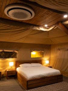 Postel nebo postele na pokoji v ubytování Arenal Volcano Glamping Resort