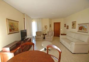 una sala de estar con un sofá y una mesa en Villa Dei Golfi, en Capoliveri