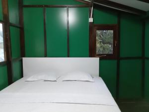 Postel nebo postele na pokoji v ubytování yala treetop lake