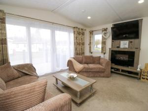 Una sala de estar con dos sofás y una mesa de café. en 3 Yealands, en Carnforth