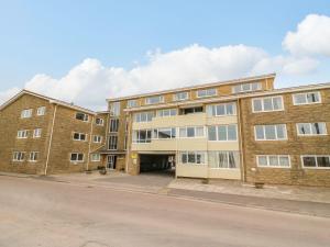 un edificio de apartamentos al costado de una calle en Seagulls Nest, en Bridport