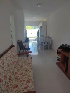 una sala de estar con un sofá y una mesa en Casa perto da Praia do Laranjal, en Pelotas